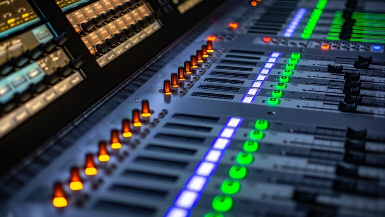 Photo of mixing board (c) pixabay