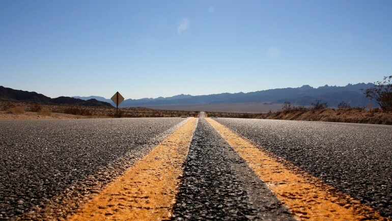 Photo of desert highway (c) pixabay